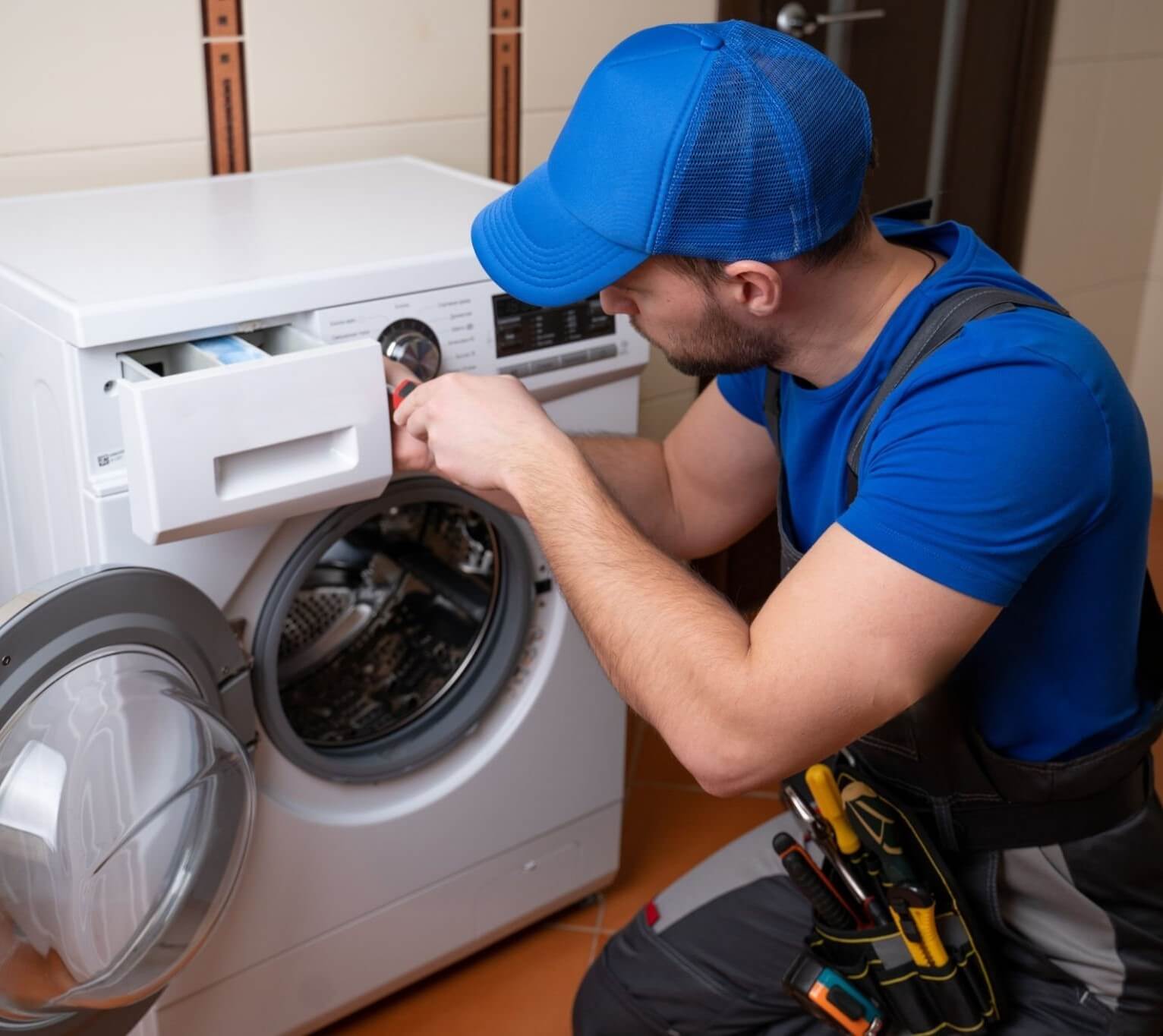 Técnico consertando máquina de lavar